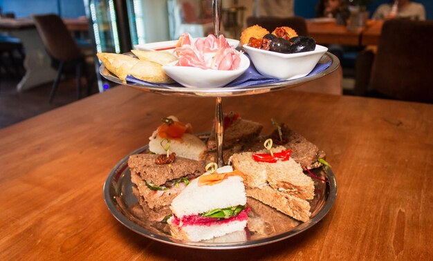 Tavă cu preparate diverse